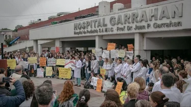 En medio del paro, denuncian que un representante del Gobierno cobra el equivalente a 7 sueldos de residentes del Garrahan